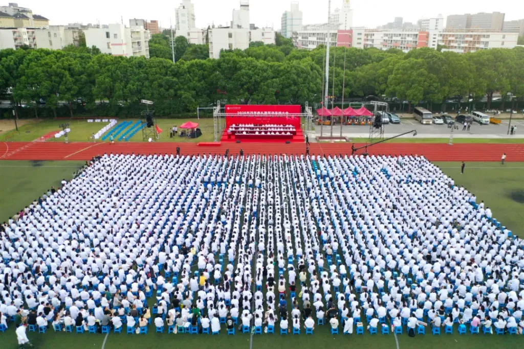 上海中医药大学校长寄语新生：以本草之谦逊扎根大地，在平凡中铸就非凡