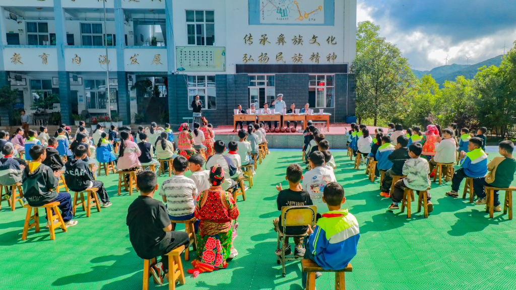 云南大理州森林消防支队五年点亮57名学子求学路