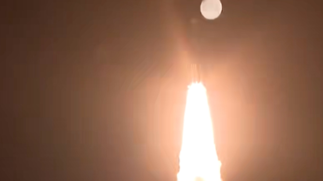 中國火箭與月亮同框，遙感四十號03組衛(wèi)星發(fā)射成功