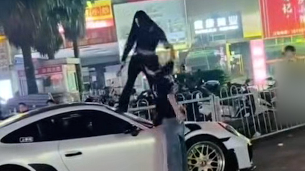 貴陽(yáng)警方通報(bào)女子當(dāng)街怒踹保時(shí)捷：系擺拍，行拘3人！