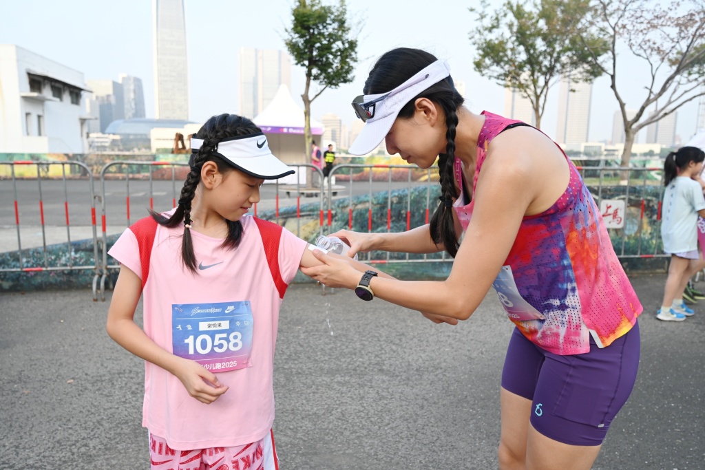现场｜一场少儿跑吸引全国家庭，青少年有了自己的“小上马”