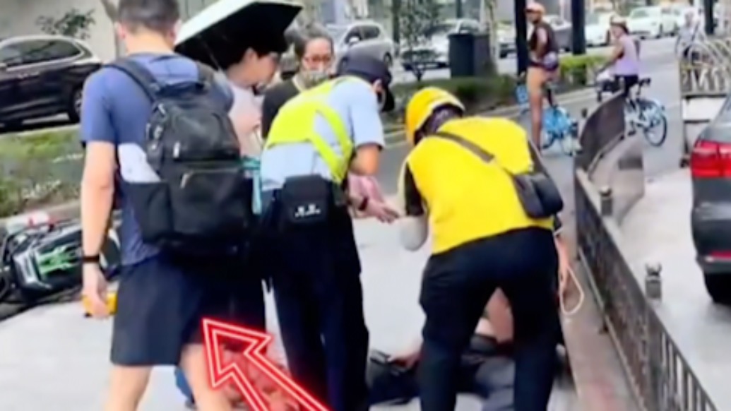 外賣小哥在街頭暈厥，熱心市民們涌了上去