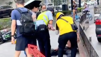 外賣小哥在街頭暈厥，熱心市民們涌了上去