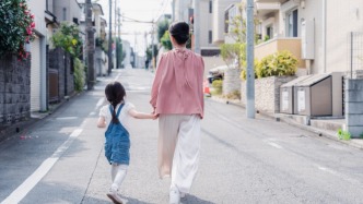 韓媒：韓國(guó)2026年實(shí)行“小學(xué)生家長(zhǎng)10點(diǎn)上班制”