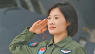 閱兵最帥女機長：不論男女，我們共同的稱呼就是戰(zhàn)斗員