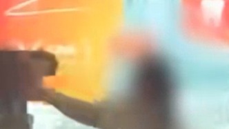 女子拒絕地鐵安檢持包追打工作人員，深圳警方：已行拘