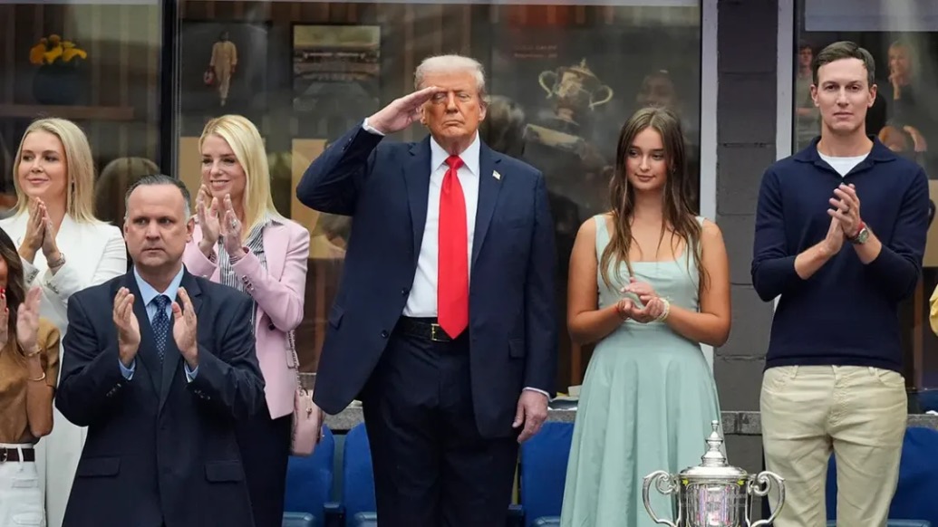 特朗普现身美网男单决赛，敬礼时遭全场狂嘘