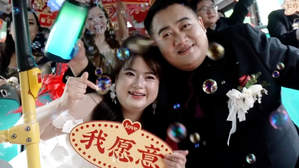 湖北十堰一新郎用公交車迎娶新娘：節(jié)能環(huán)保，非常滿意