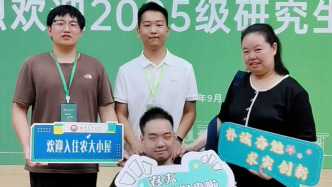 “輪椅男孩”讀研報到！母親16年背送陪讀，罕見病難阻求學路