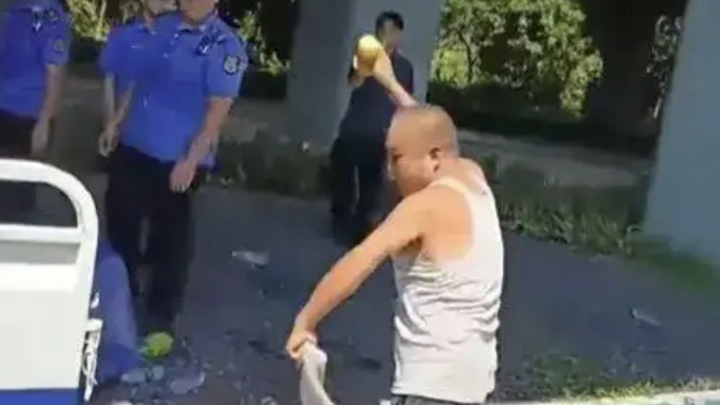 父子倆占道經營與執法人員起沖突，事后城管為其介紹工作獲感謝信