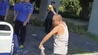 父子倆占道經(jīng)營(yíng)與執(zhí)法人員起沖突，事后城管為其介紹工作獲感謝信