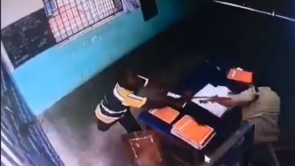印度兩囚犯暴力越獄：猛砸監(jiān)獄長搶走鑰匙逃跑
