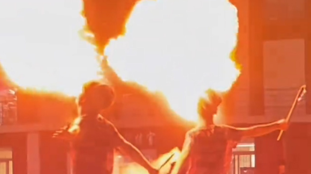 18歲雙胞胎兄弟軍訓(xùn)即興表演“噴火絕活”全場沸騰:均為非遺傳承人