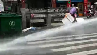 環(huán)衛(wèi)部門回應(yīng)“灑水車作業(yè)時(shí)噴濺拾荒老人”：上門向老人道歉，涉事司機(jī)已被停職