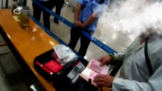 一句“治安好”道出安全感！旅客裝有現(xiàn)金與玉石的手提箱失而復(fù)得