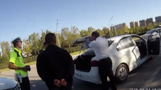 3輛駕校教練車開著后備廂上路被舉報(bào)，交警：涉嫌遮擋號(hào)牌，將扣分罰款