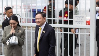 他信被判重新服刑1年，小女兒佩通坦露面