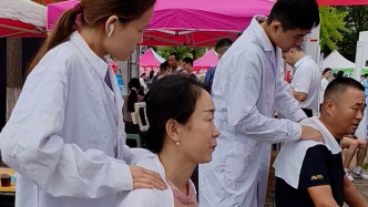 针灸推拿专业学生为新生家长免费推拿，老师：锻炼学生，也让家长了解该专业