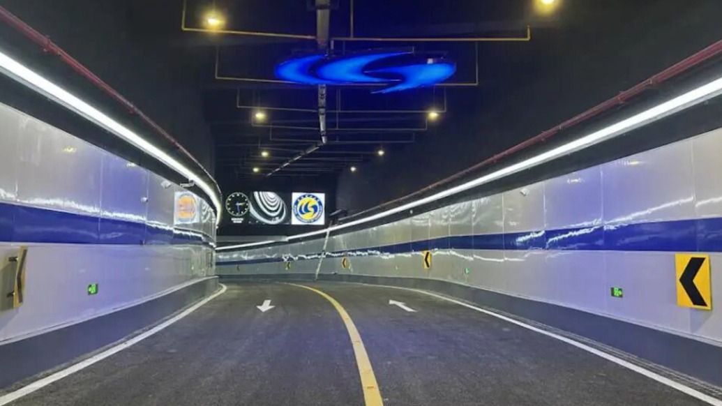 武漢理工連接兩校區(qū)隧道啟用學生盼能走電動自行車，校方：將修天橋