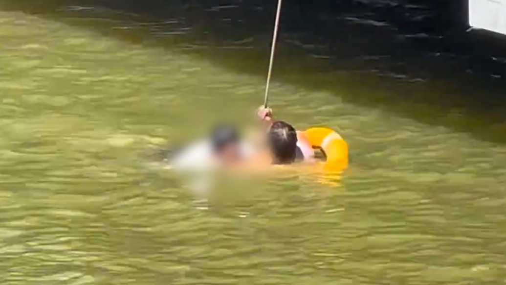 聽見呼救聲，男子跳橋救落水者：我學(xué)過游泳