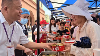 高校支大锅为新生和家长免费提供六千份大烩菜