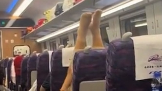 女子高鐵上脫鞋舉起雙腳做拉伸，蘭州客運段：工作人員反復(fù)勸阻