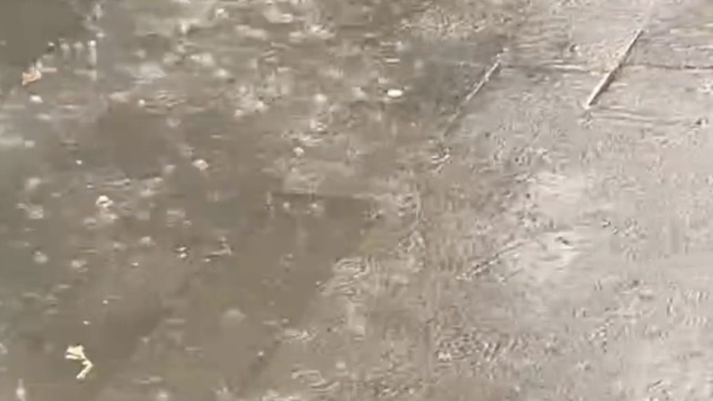 暴雨夾雜冰雹傾瀉而下，克拉瑪依發(fā)布冰雹橙色預(yù)警信號