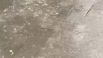 暴雨夾雜冰雹傾瀉而下，克拉瑪依發(fā)布冰雹橙色預(yù)警信號(hào)
