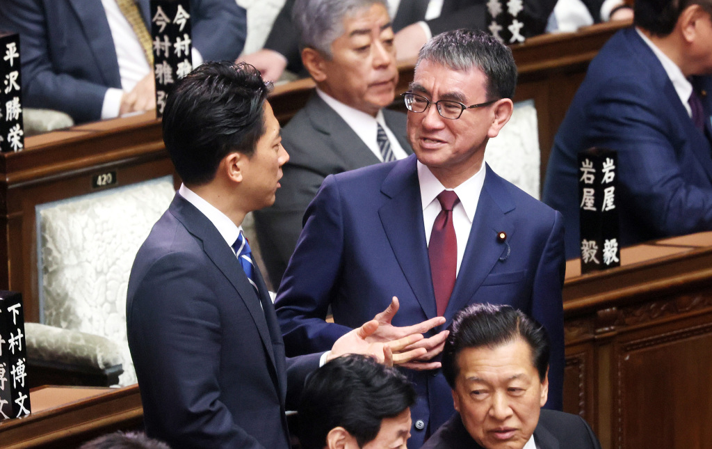 小泉进次郎成“下任首相”民调第一，否认夜访“逼宫”石破茂