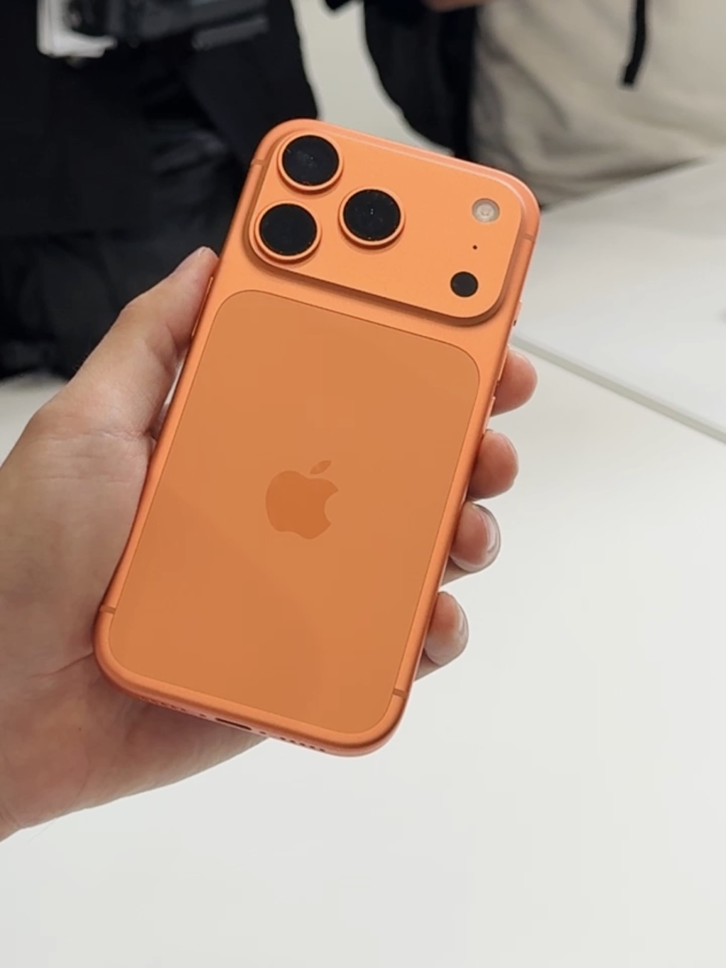 iPhone 17系列上手体验：橙色Pro“显眼包”，Air轻薄超预期