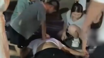 “再遇這種情況還會迎難而上”，路人心臟驟停倒地，男子跪地施救半小時雙膝嚴重淤青
