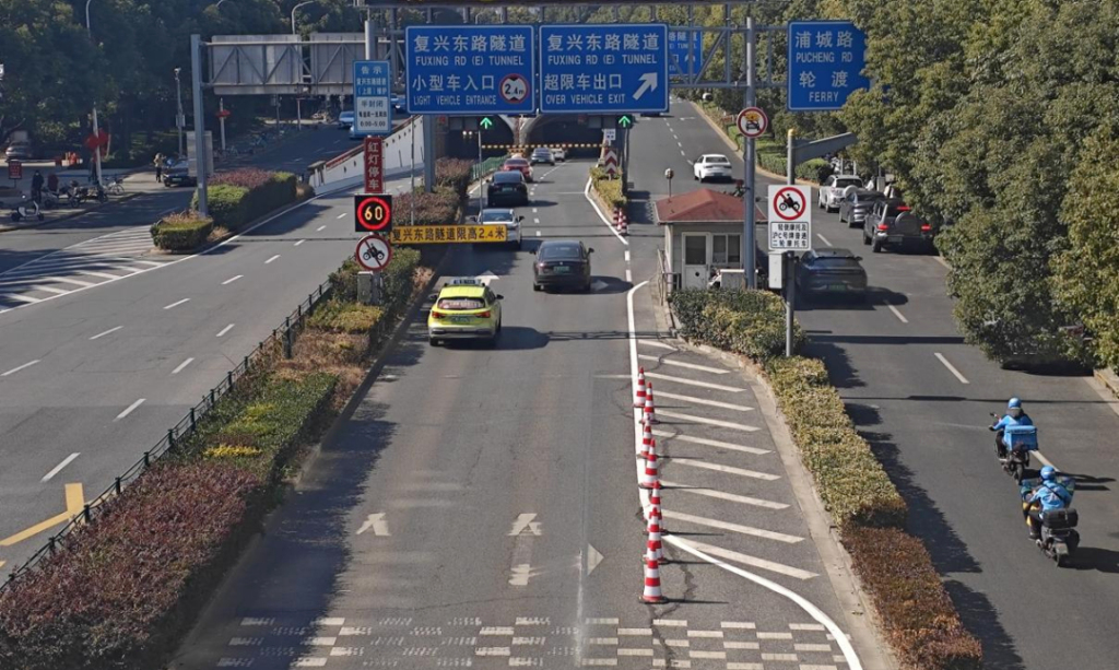 上海复兴东路隧道即日起大修，上层通道维持电瓶车夜间越江通行