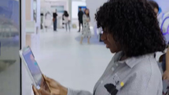 上海外滩大会现场，非洲黑人女孩竟被AI识别出黑眼圈