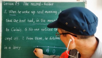 59歲保安的“英語(yǔ)逆襲”：撿書起步網(wǎng)學(xué)助力，想陪伴孫女成長(zhǎng)