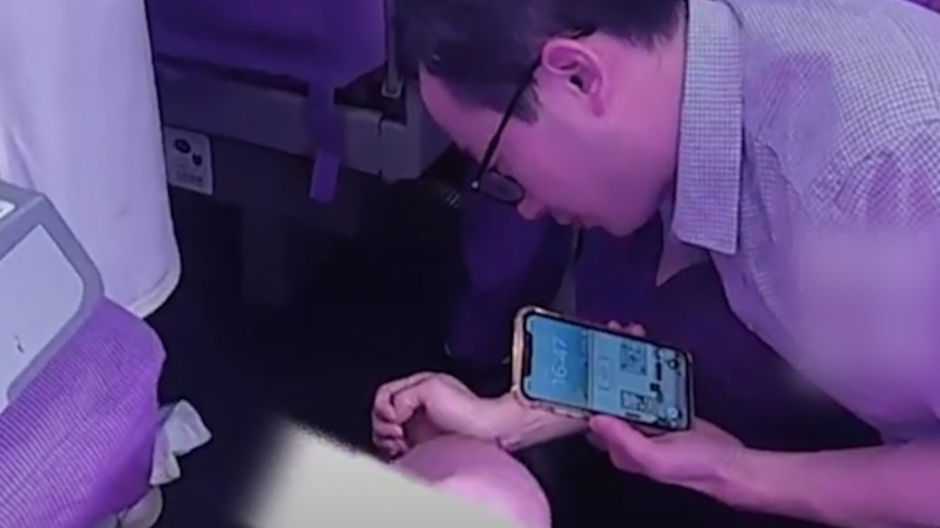 “只要有需求都義不容辭”，女子在火車上突發(fā)暈厥遇下鄉(xiāng)途中的醫(yī)生出手相助