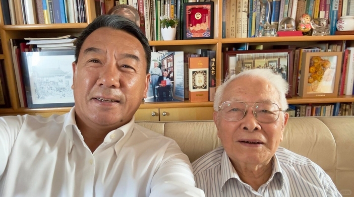 教师节当天，人大党委书记张东刚发布了一组特别的合影