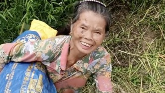 兩老人收了幾千斤稻子如何回家？熱心大哥用收割機幫運到門口并謝絕酬謝