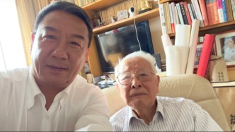 教師節當天，“人大剛子”公布了一組特別的合影