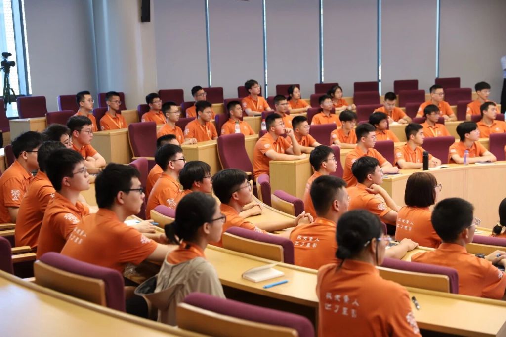 王树国与福耀科技大学新生对话：支撑你走得更远的，是那颗有追求的心