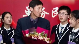 “在世上走一遭總要留下什么”，老教師患癌后助學(xué)17年，20多人在他幫助下考上大學(xué)