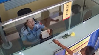 教師節(jié)當天，云南邊防小學緬籍“小學留學生”為“警察老師”送來一枝花