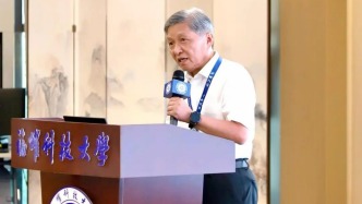 王樹國為福耀科技大學新生上開學第一課