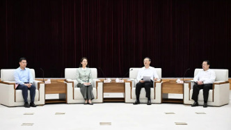 鑄牢師德之魂、勤修育人之能、勇?lián)母镏?zé)！陳吉寧龔正與上海優(yōu)秀教師代表座談