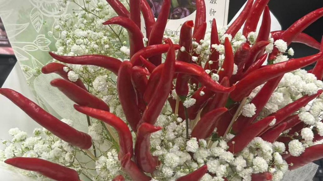 火辣辣的師生情！教師節(jié)女生做辣椒花束送老師