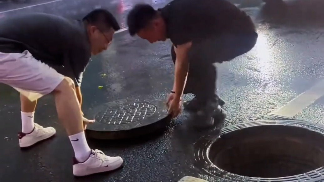 暴雨致窨井蓋“錯(cuò)位”，三名路過(guò)群眾合力歸位