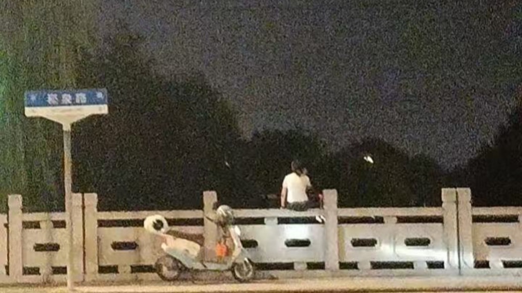 外賣小哥送餐途中跳橋勇救落水女子，被授予“城市騎士社區(qū)俠” 