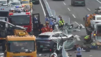 广州鹤洞大桥早高峰多车相撞，双向车道出现严重拥堵