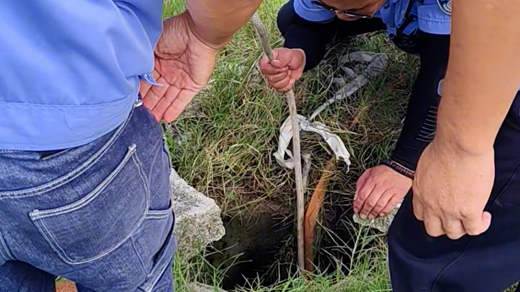 男子不慎墜井體力耗盡，機動車檢測站員工倒掛施救