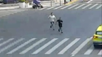 “他是贼，我一定要抓住他”，民警街头抓小偷上演超燃一幕