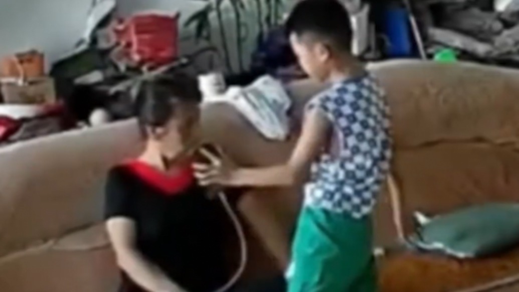 好厲害的“小孩哥”，老人在家中突發(fā)腦梗暈倒，7歲孫子冷靜聯(lián)系施救